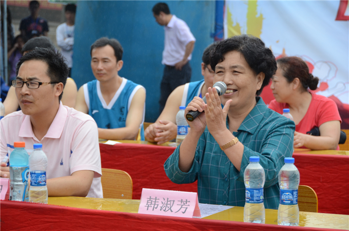 32韩淑芳书记在雨中宣布第十一届田径运动会胜利闭幕