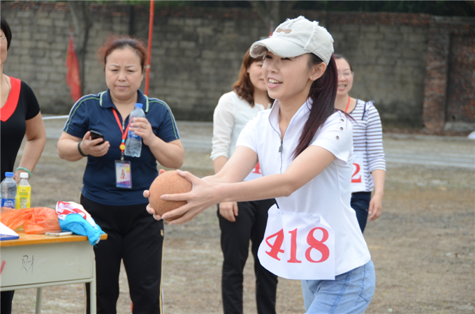 教职工组女子铅球比赛