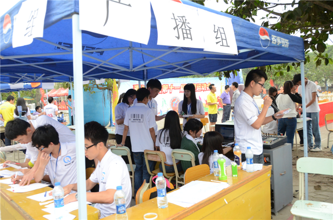 忙碌的广播组播音间