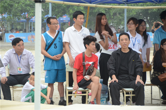 29学院副院长魏跃进(右一)、党委副书记张业宏(左一)亲临比赛现场为选手加油助威