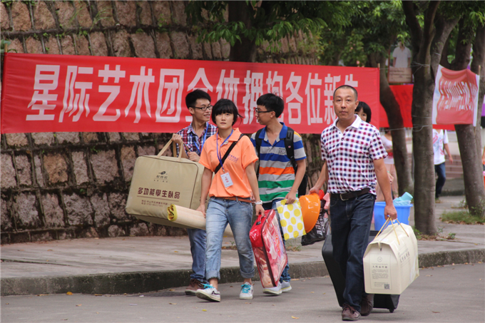 每迎来一个新生,都有学生志愿者指引完成注册流程并一路带到宿舍