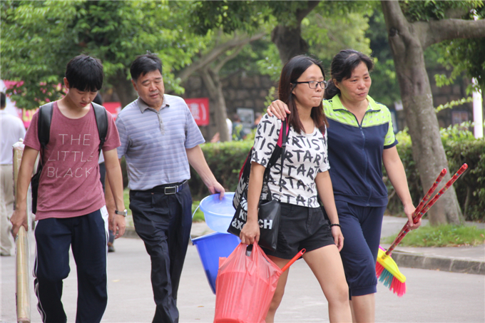 办理完入学手续后,母亲含着泪一路对女儿仍是千叮万嘱