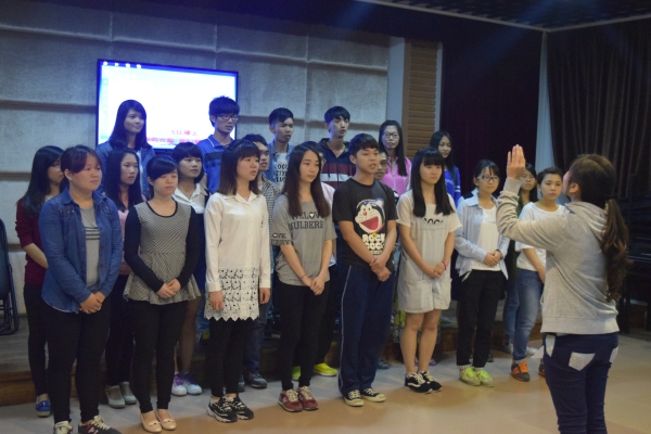 比赛一开始,选手们都踊跃参加报名,用自己多才多艺的表演打动着评委。复杂又神奇的魔方表演,带给我们对魔方的又一种新颖的看法。地域风采的潮剧,带着纯朴的潮汕话,让我们感受到了潮汕文化之精粹。牵动人心的军中绿花,让我们仿佛回了军训时,在炎炎夏日中挥洒的汗水而骄傲,在风雨交加能够坚持不懈战胜挑战而自豪的场景。一幕幕精彩的表演都代表着选手们对这个舞台的珍惜与向往。