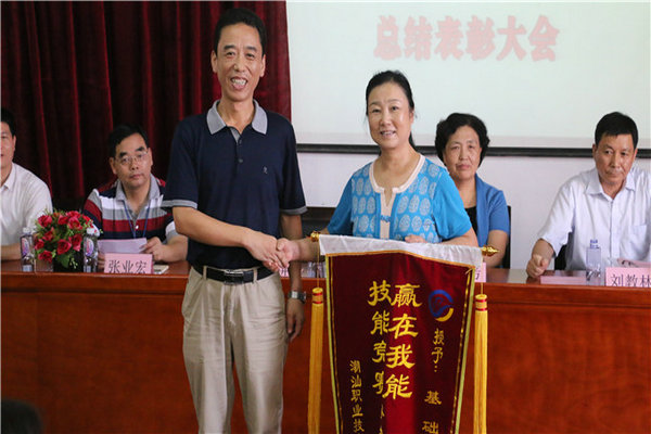 副院长魏跃进为下届承办单位授旗