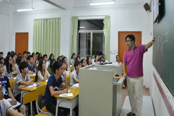 ÁÖÀÏʦÓëͬѧ½»Á÷