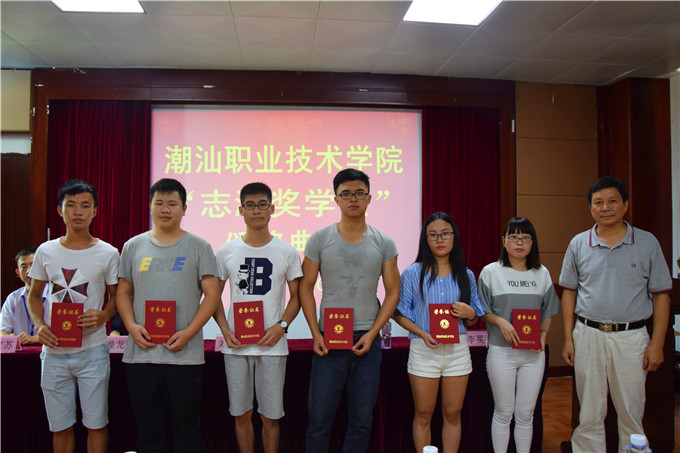 刘助理与获奖学生合影留念