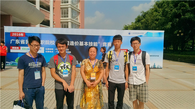 李主任与参赛代表合影留念