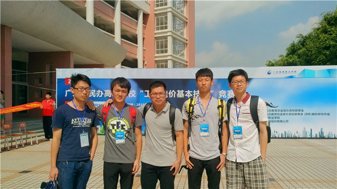 杨健老师与参赛代表合影留念