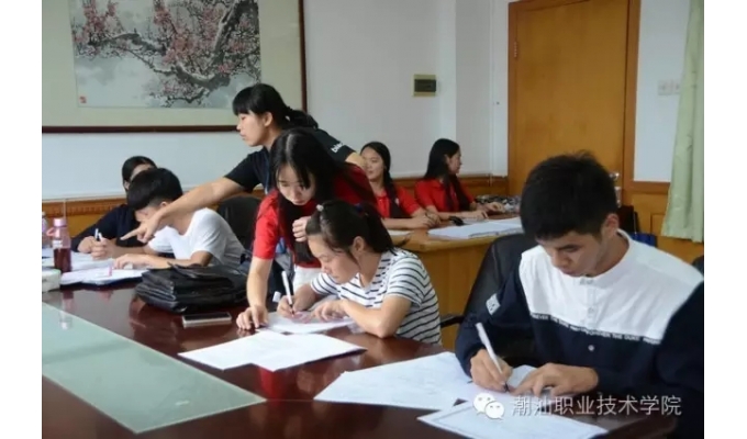 学生干部指导新生办理