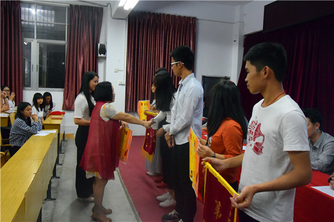 李主任为获奖班级颁奖