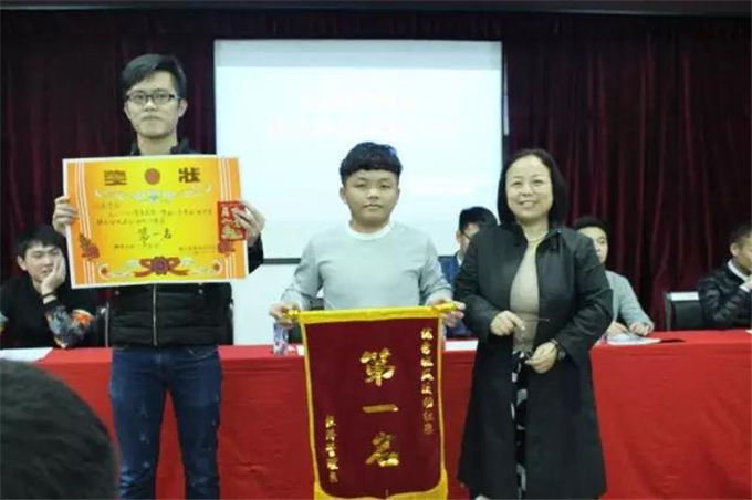 李主任与获奖班级学生代表合影