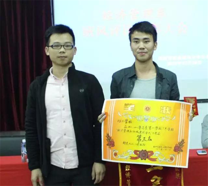 许老师与获奖班级学生代表合影