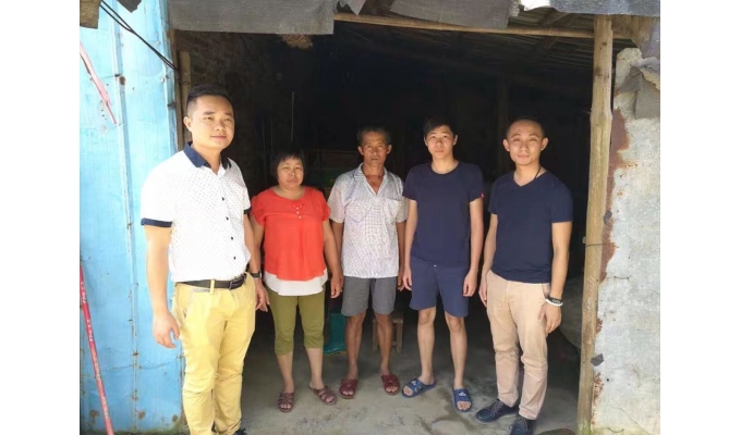 暑假走访慰问贫困生家庭