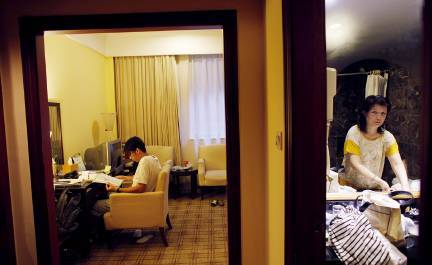 (资料图片)高考前夕,上海的郑同学在母亲的陪伴下,入住一家酒店复习功课。图/视觉中国