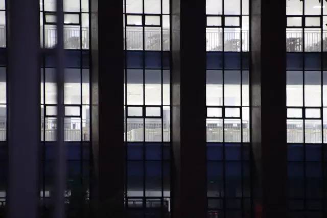 2017年高考前夜,河北衡水中学学生仍在复习。 摄影/寒冰