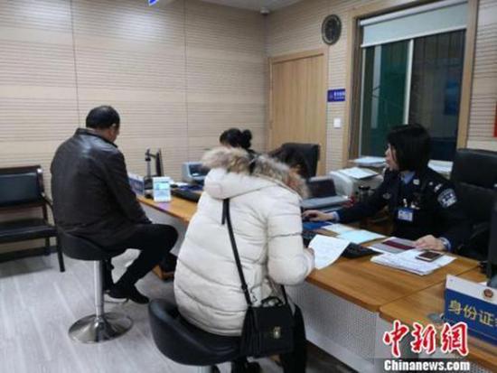 民众在西安西大街派出所户籍室办理相关业务。阿琳娜 资料图