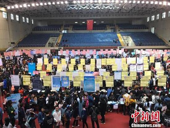 3月31日,太原理工大学举行2018届毕业生春季就业洽谈会,现场毕业生求职者人山人海。 杨静 资料图
