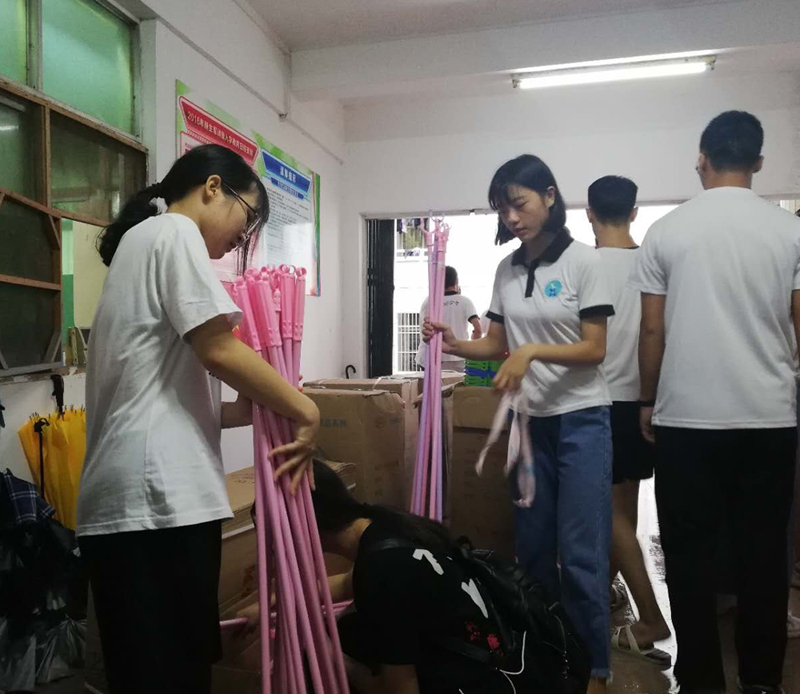 为新生配备卫生用具