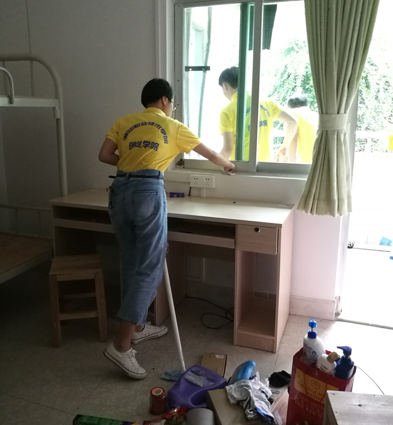 耐心清理宿舍垃圾