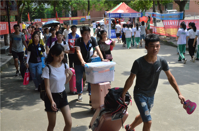 校道上师兄帮着推行李,拿包包