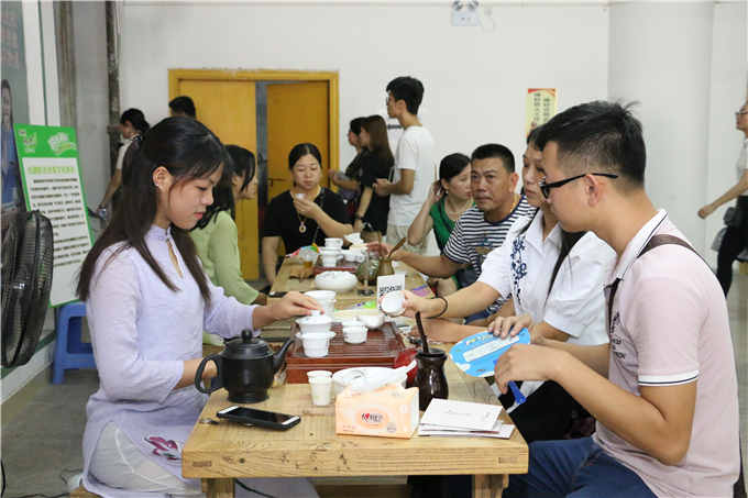 茶艺协会的同学们为家长们送上一杯潮汕功夫茶
