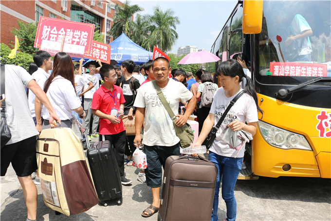 学院在普宁各大车站都设有校外接待站,仅7号当天校车来回接送新生超30多班次