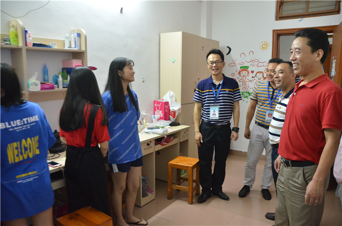 院领导夜间走访宿舍慰问新生