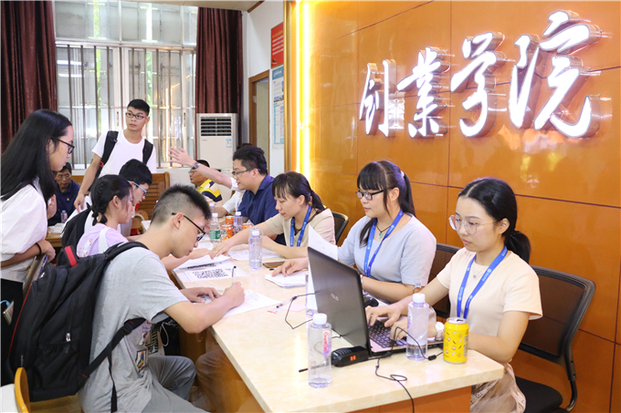 二级学院新生接待处,专业老师为新生答疑解惑