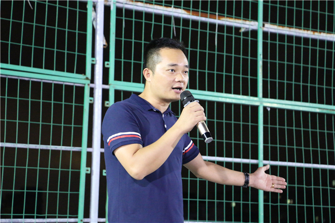 讲座由学工部部长、团委书记钟逍彬主持