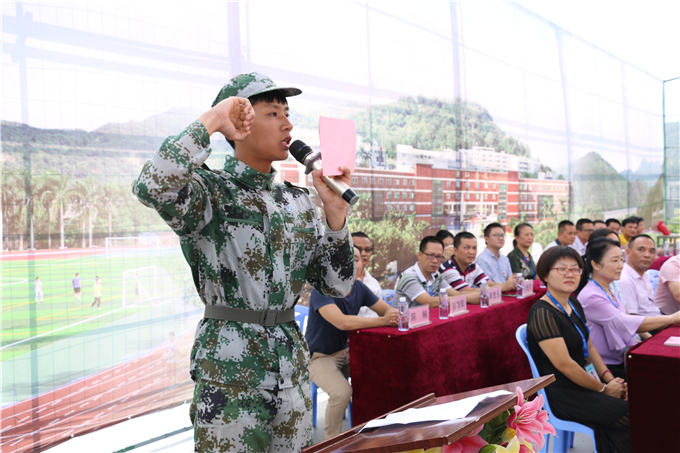 2018级新生代表领誓