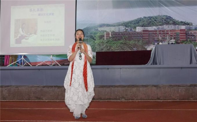 华南农业大学茶学硕士研究生,国家高级评茶师、高级茶艺技师、高级营养师、茶艺师高级考评员、评茶员考评员张婉婷女士讲学