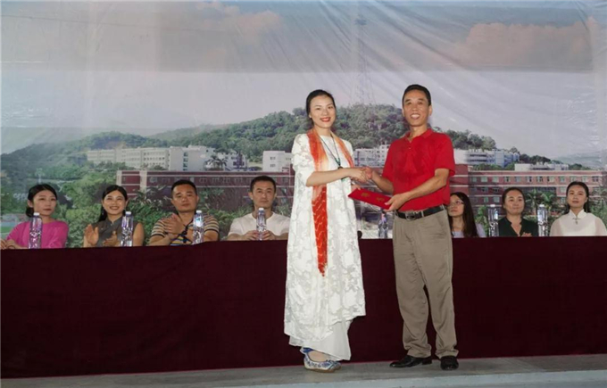 魏跃进副院长向张婉婷女士颁发学术顾问聘书