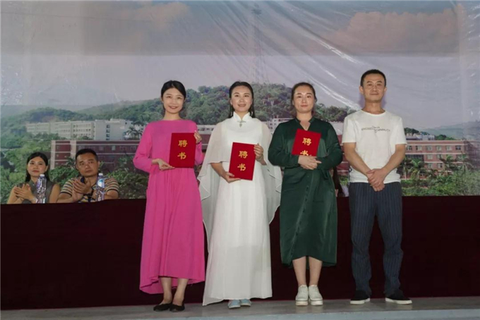 普宁茶文化协会黄泽雄会长向宁丹女士、薛卉女士、李静兰女士颁发指导老师聘书