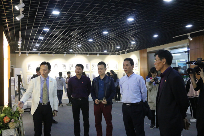 领导、嘉宾参观教学成果展览