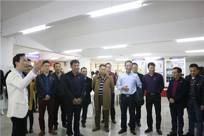 领导、嘉宾参观教学成果展览