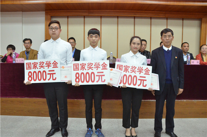 党委书记、执行院长齐广武为国家奖学金得奖者颁奖