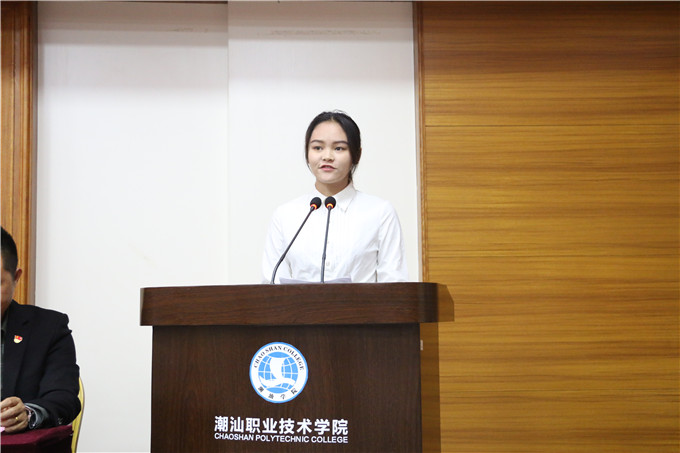 学生代表胡海姗发言