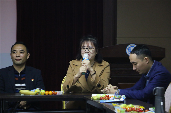 工会女工委员陈凯萍主持座谈会