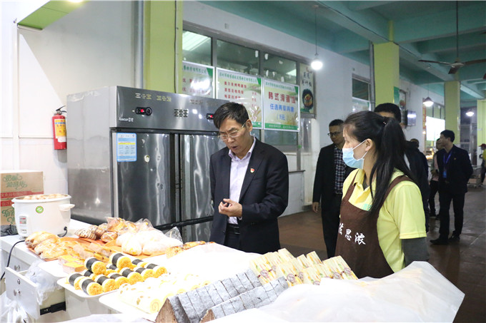 学院领导巡查食堂卫生情况