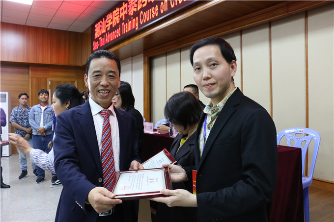 副院长魏跃进为学员颁发结业证书