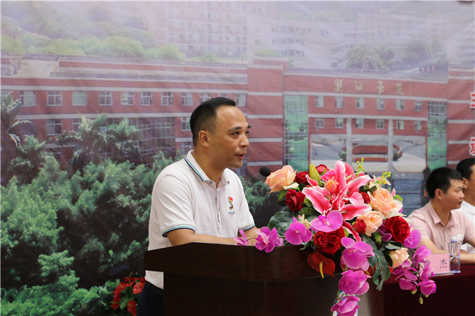 院长助理谢耿主持开幕式