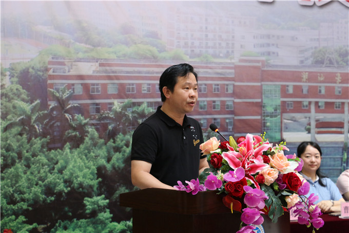 普宁市人力资源和社会保障局副局长杨培楷致辞