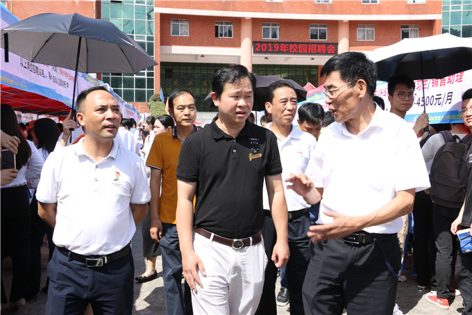 杨培楷副局长一行亲临招聘会现场指导工作