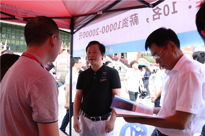 杨培楷副局长一行亲临招聘会现场指导工作