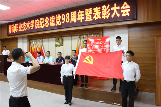 新党员入党宣誓,团委副书记陈楠同志领誓