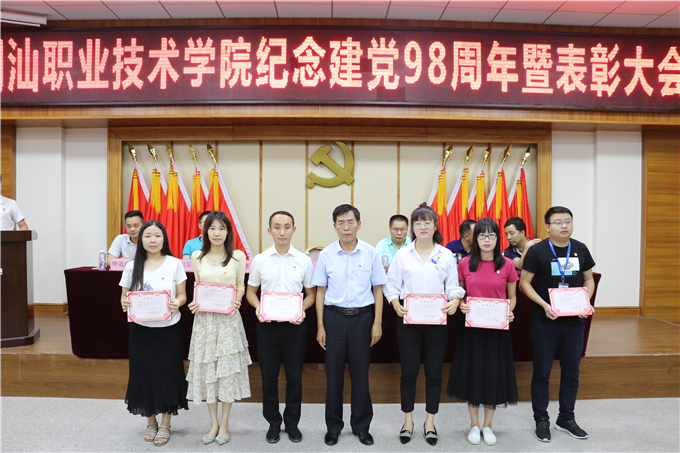 党委书记、执行院长齐广武为支部书记项目颁发证书