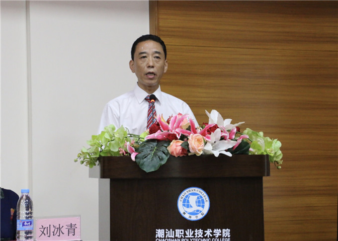 副院长魏跃进主持毕业典礼