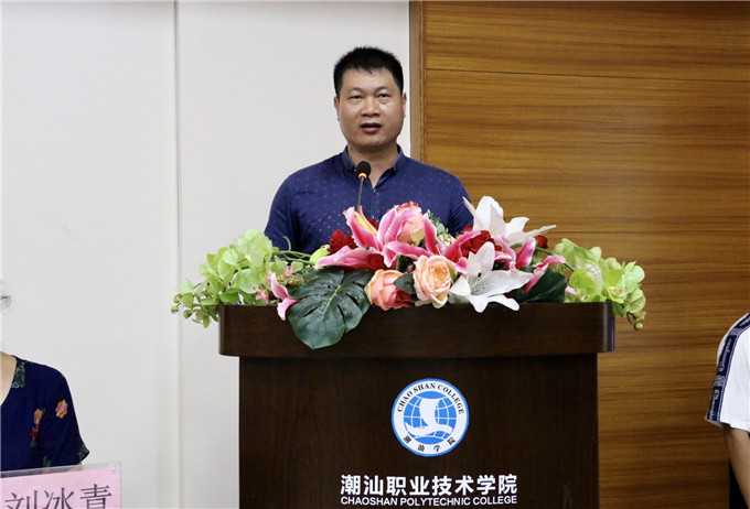 党委副书记李育华宣读优秀毕业生、优秀实习生、优秀创业生名单