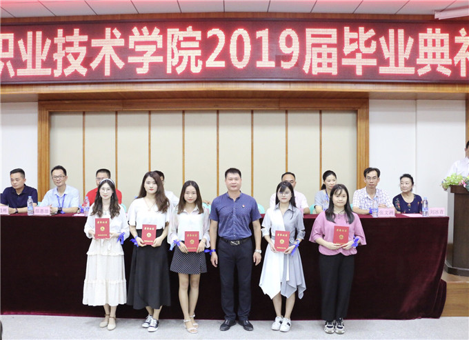 党委副书记李育华为优秀创业生颁奖