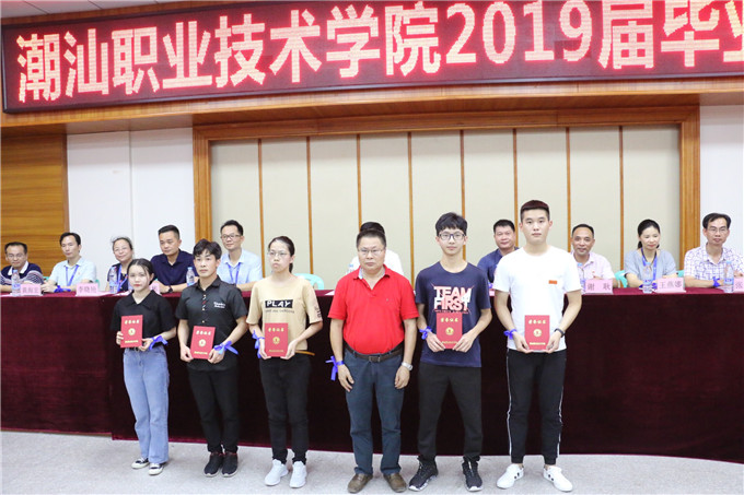 党委副书记罗文坤为优秀实习生颁奖